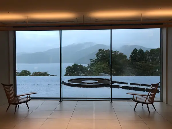 ロビーより