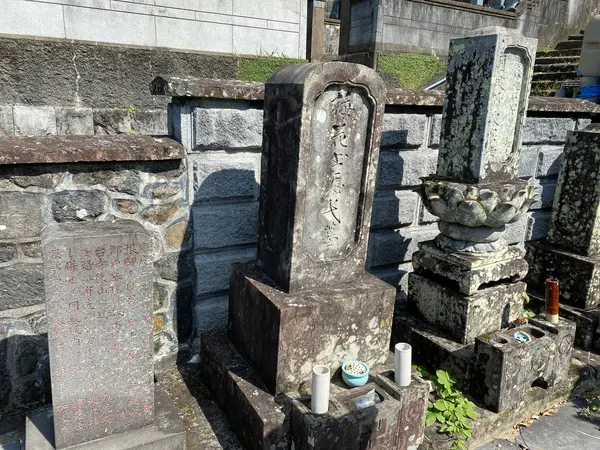 墓碑「梅花書屋氏墓」