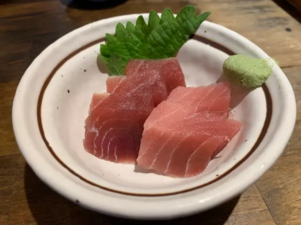 まぐろの刺身(300円)