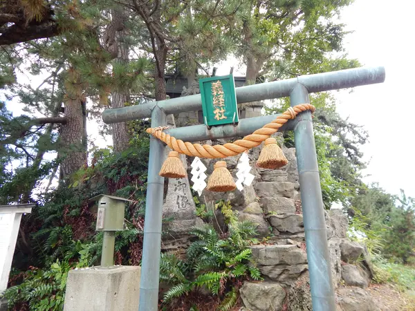 義経岩にお社が…