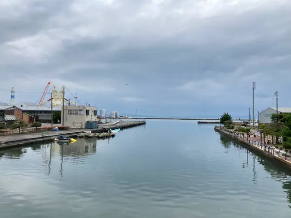 大漁橋から海を望む