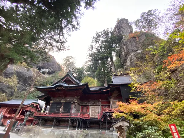 本殿と岩山