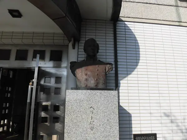 マシュー・ペリー像
