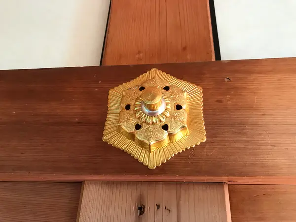 コレ、釘隠しw