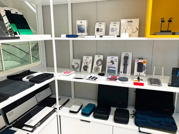 おしゃれなスマホアクセサリーも！