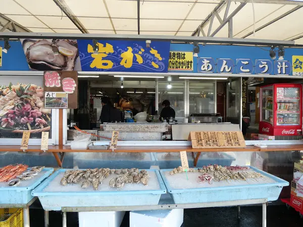 魚市場のような、屋台のようなお店