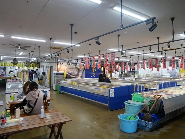 店内奥に食事処、手前にはお土産売り場