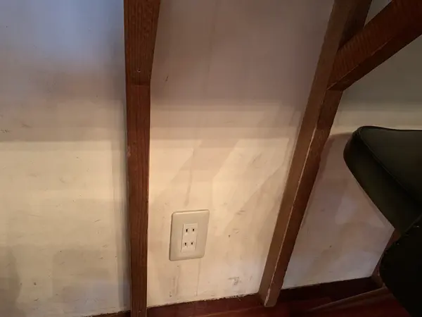 カウンター席の足元に電源