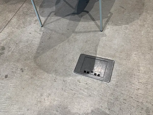 足元に電源