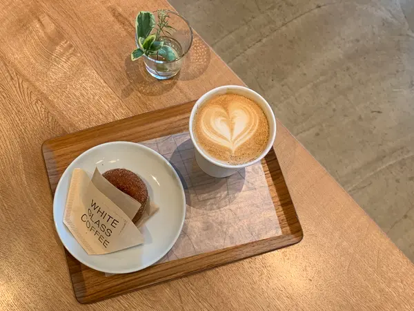 かわいいドーナツとカフェラテ