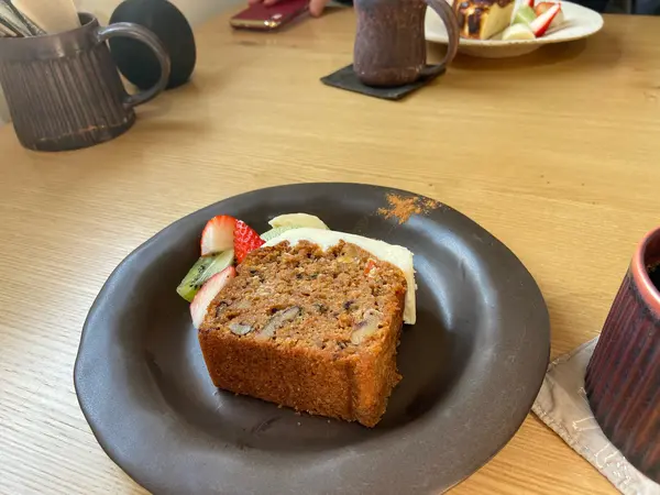 ケーキ皿やカップもシンプルでおしゃれ！！