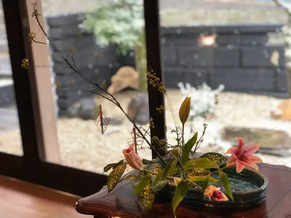 各席に活け花があります