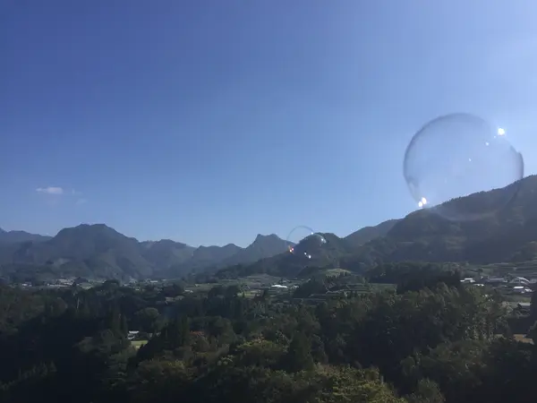 大空に飛ばすシャボン玉
