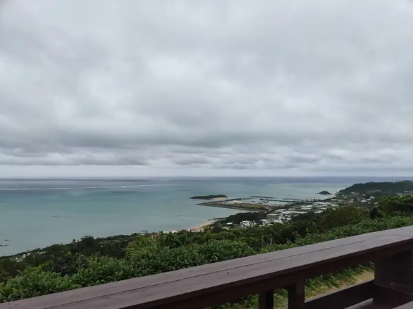 曇りでも青い海