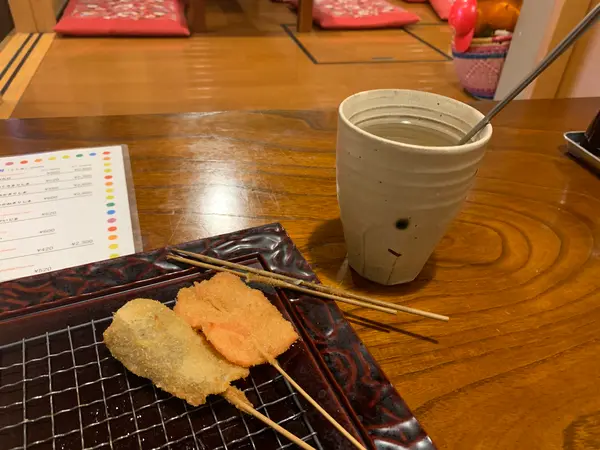 味染みこんにゃく(190円)紅生姜(160円)焼梅お湯割り(500円)