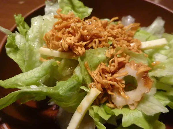チキンラーメンの燻製入りサラダ