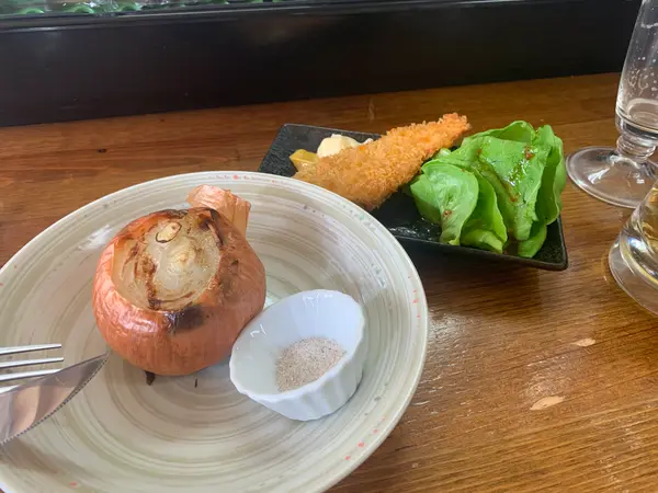 丸ごと玉ねぎ（240円）ささみしそカツ（260円）