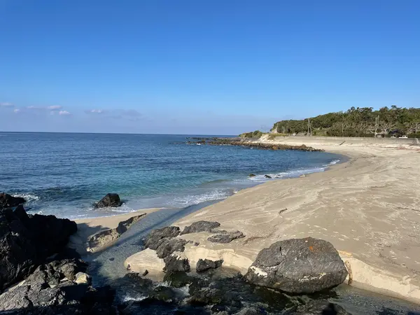 中間浜海水浴場を左折してすぐ