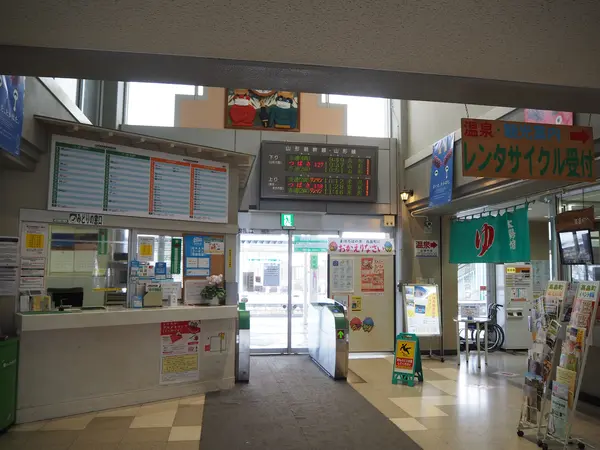 改札口の真横に温泉の暖簾が、、