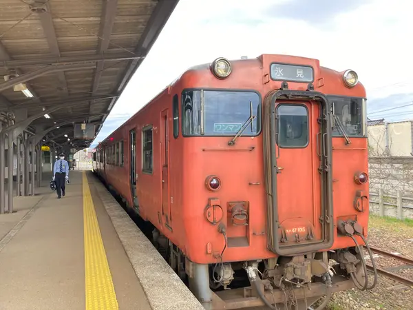 氷見線はこの赤い車両