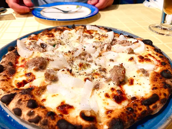 新たまねぎとレモン風味のソーセージのピザ