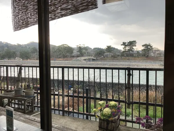 すぐそばに宇治川の流れが
