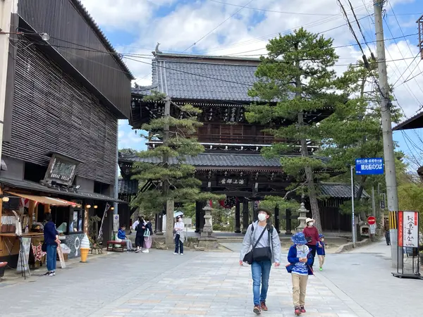 丹後地方最大の山門「黄金閣」