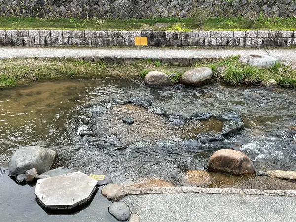 青めのうの原石に触れてみよう