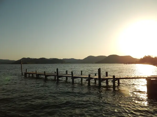 夕日に照らされた桟橋
