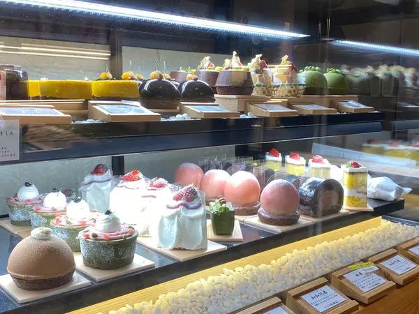 まるで芸術作品のようなケーキがずらり