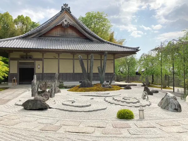講堂「瑞雲閣」と「奔龍庭」