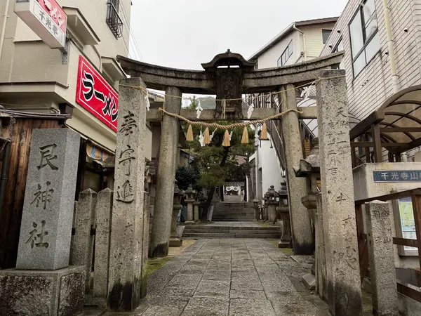 神社に着くと再び雨が降り始めました