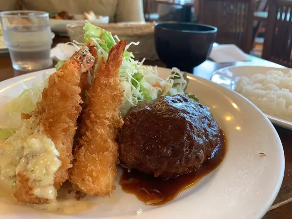 煮込みハンバーグとフライのセット