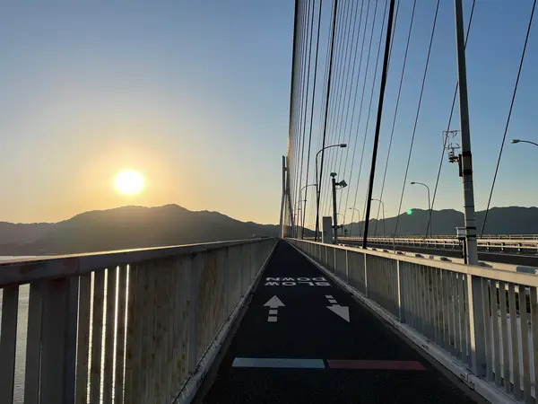 夕焼けを眺めながら大三島へと向かう