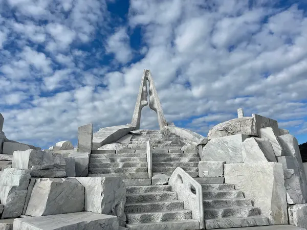 仏教とアートが融合する世界的に珍しい庭園
