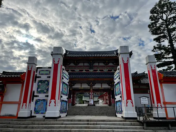 色鮮やかな文がお出迎え￼