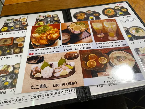 名物のタコとレモンを使った料理がいっぱい！