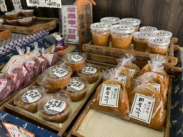 昔ながらの製法で手間暇かけて作る味噌や甘酒も