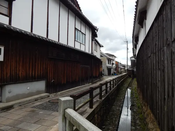 十文字川（どじがわ）沿いの高塀のお屋敷