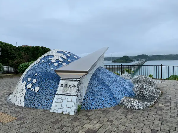 モニュメントのある広場