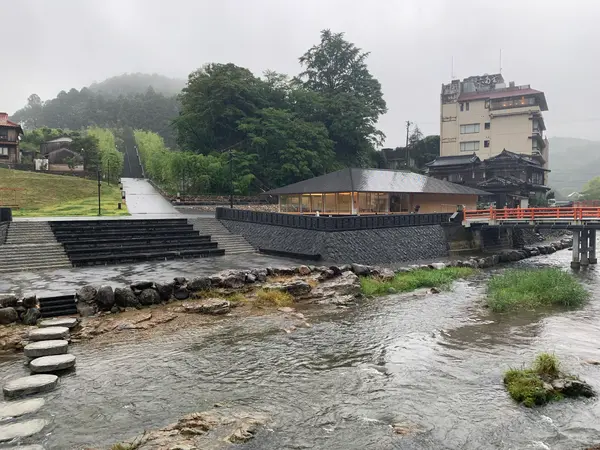 川の周辺は温泉街