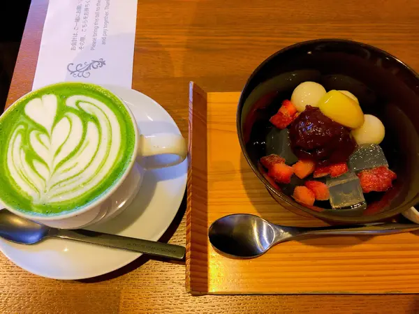 抹茶ラテとあんみつ