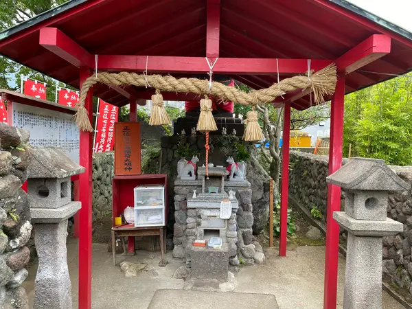 三の石