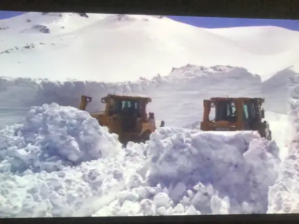 除雪にブルドーザーが大活躍
