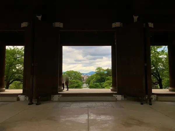 三門裏から参道を眺む