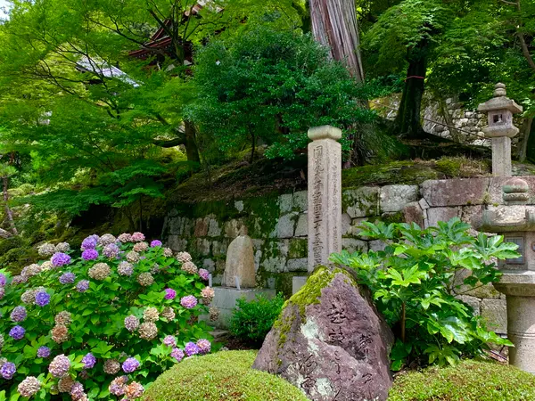 御廟や勢至堂の手前