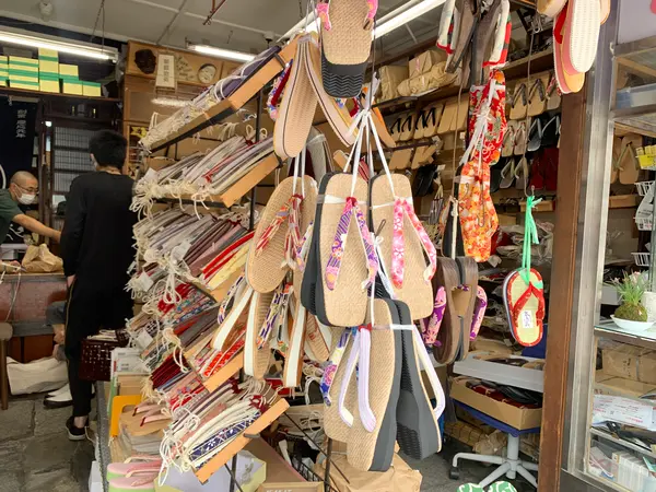 可愛い柄の下駄や草履が売られている