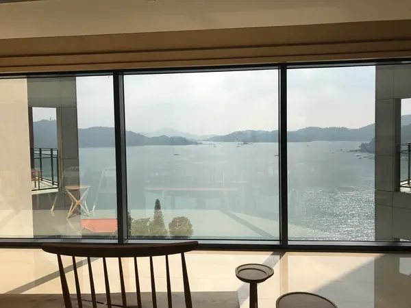 ロビーの窓から