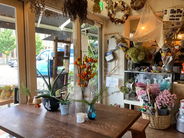 お花に囲まれた店内