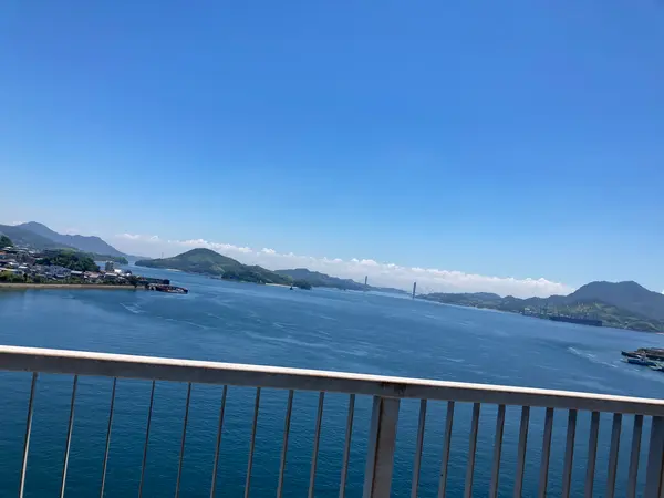 瀬戸内海を眺めながら橋を渡る。
